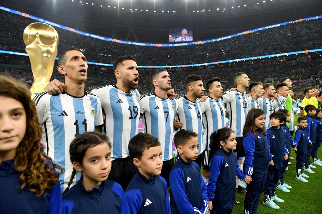 La Scaloneta cantó el himno nacional que abrió transmisiones de radio y tv este domingo