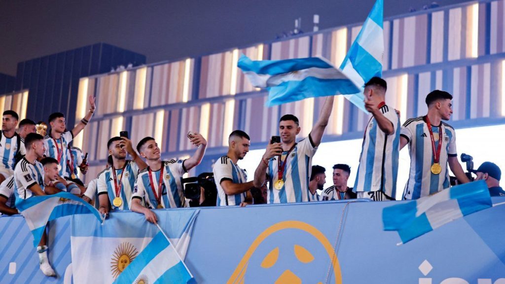 Sin recolección de residuos y bancos abiertos hasta el mediodía por la llegada de la selección argentina