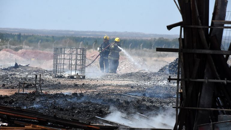 Un incendio consumió una empresa en la zona de Parque Industrial