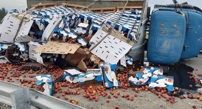Un camión perdió el cargamento de fruta tras volcar en la rotonda del Tercer Puente