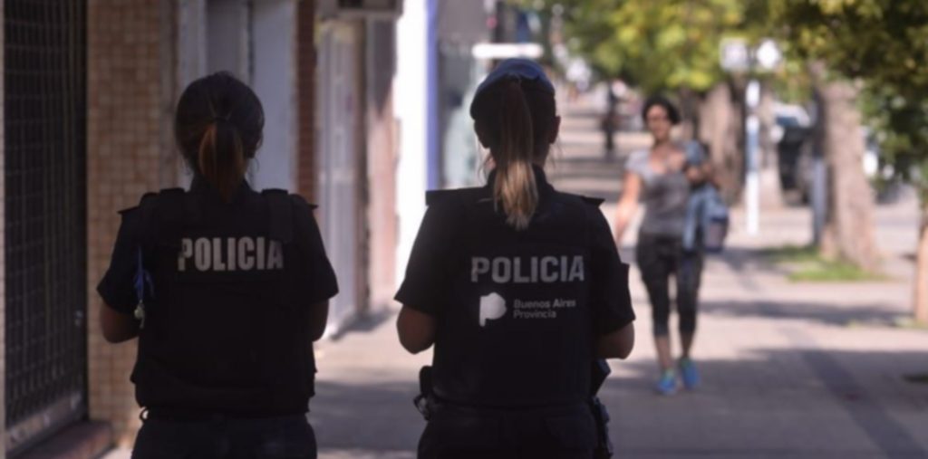 Un hombre arrojó al piso y pateó a una efectivo policial bonaerense