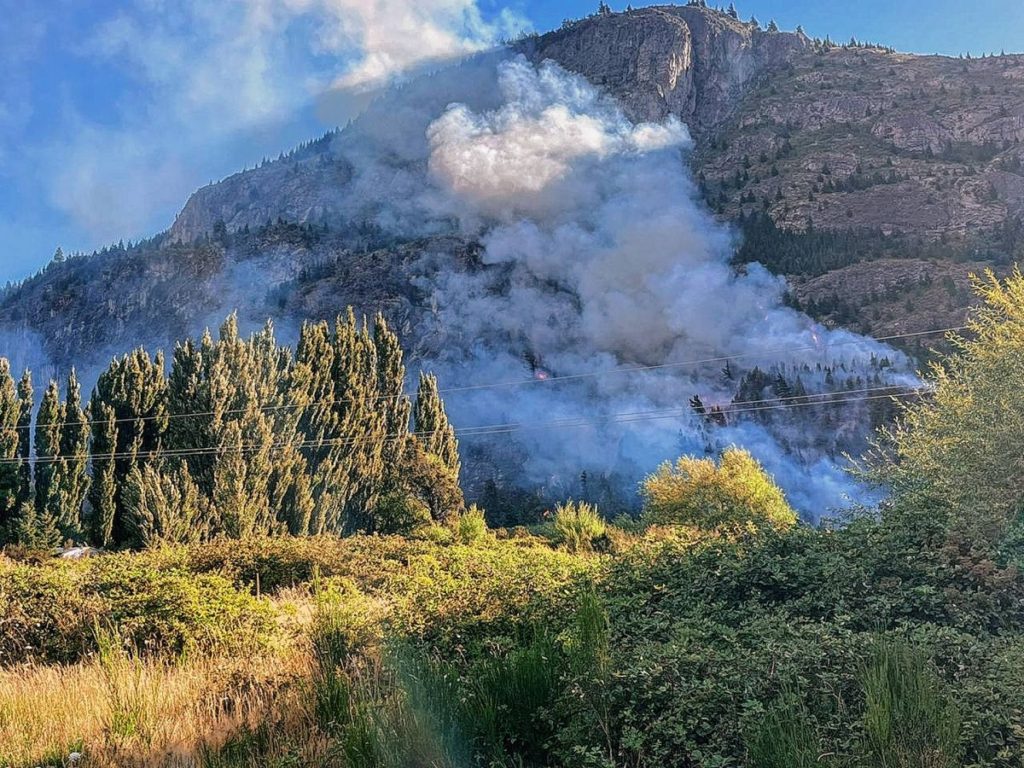 Incendio forestal: Más de 60 personas evacuadas en El Hoyo