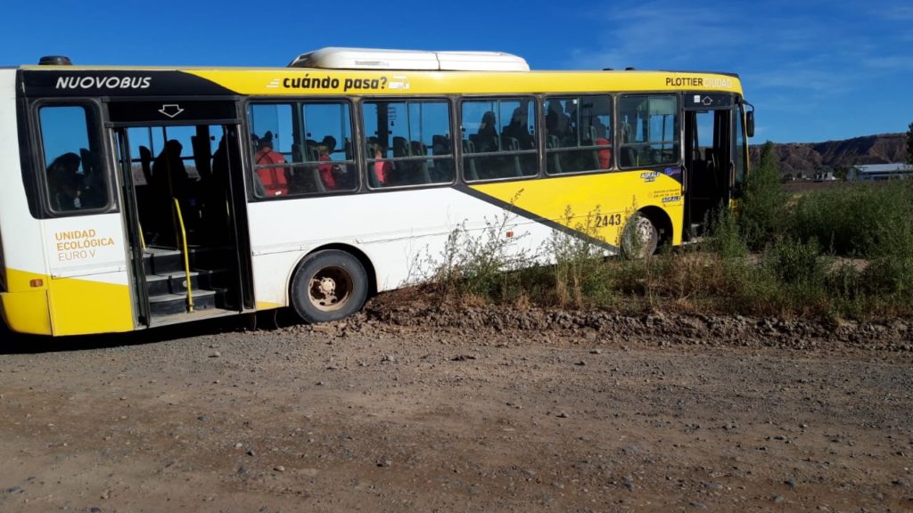 Nuevamente por una falla mecánica, un colectivo perdió el control