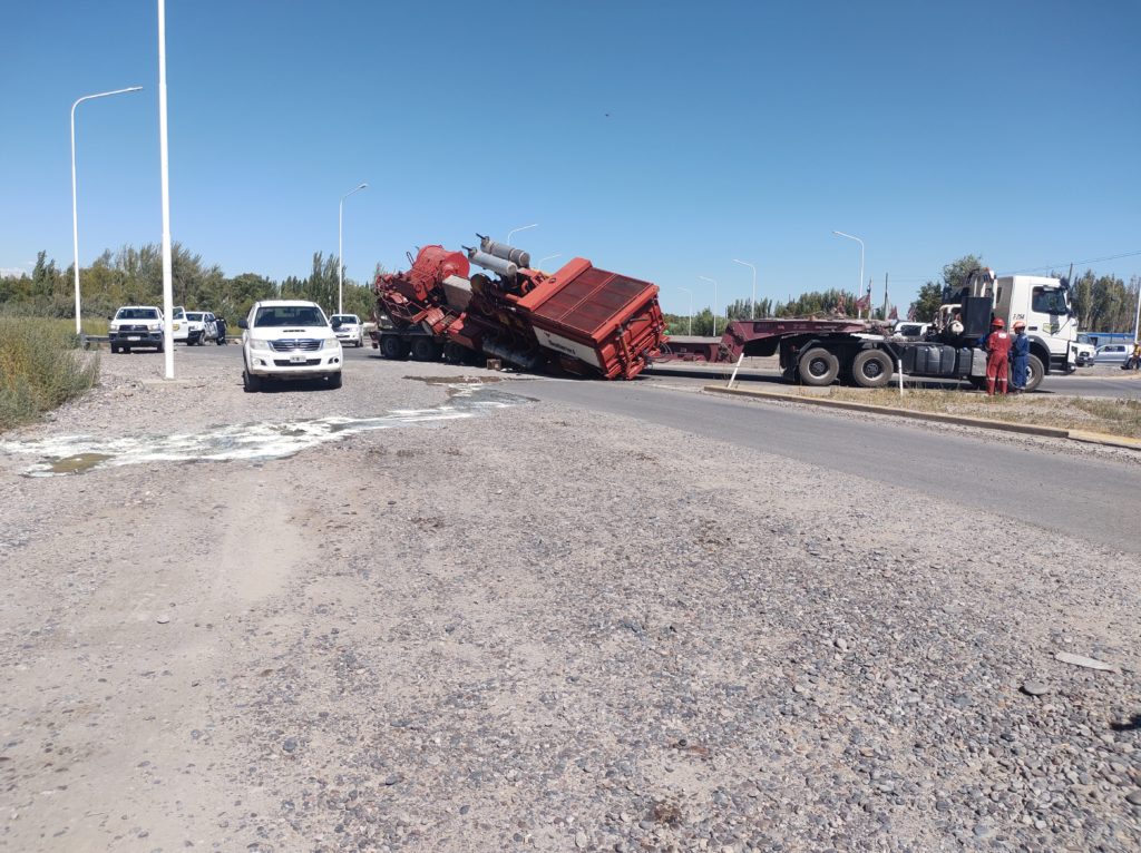 Camión petrolero volcó sobre la rotonda de la Ruta 7 y 51