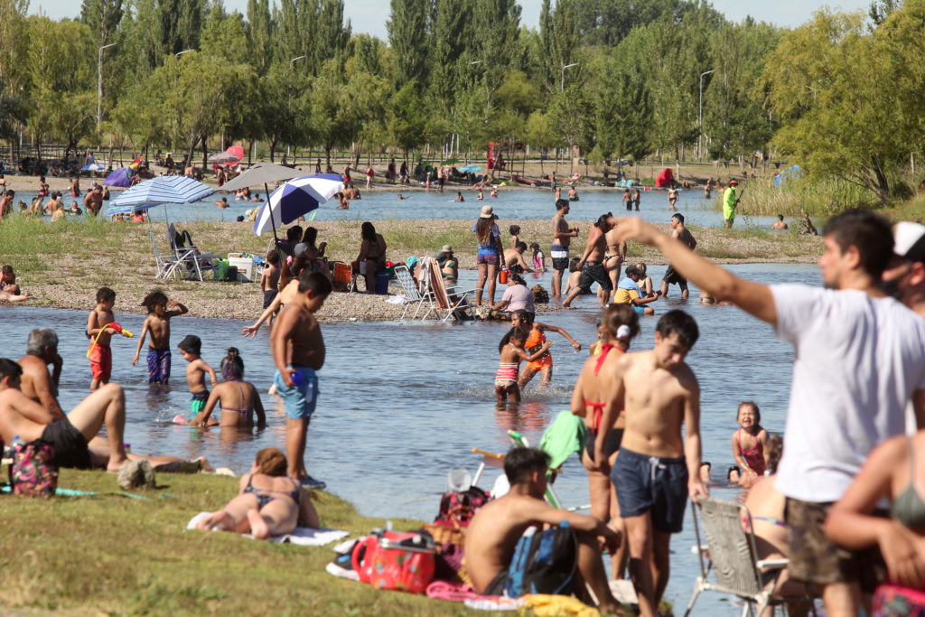 Las mediciones de calidad del agua del Limay dan óptimas para el uso recreativo