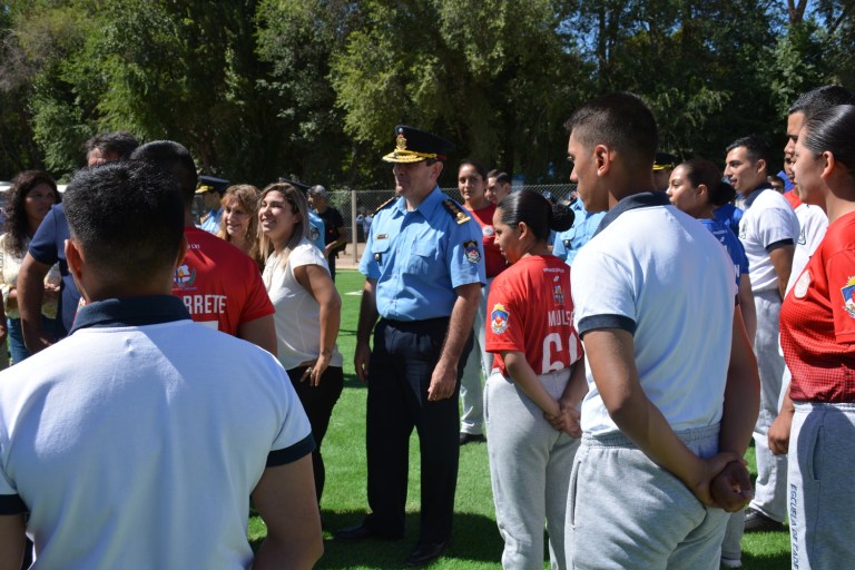 Los cadetes de la policía tienen su cancha de césped sintético