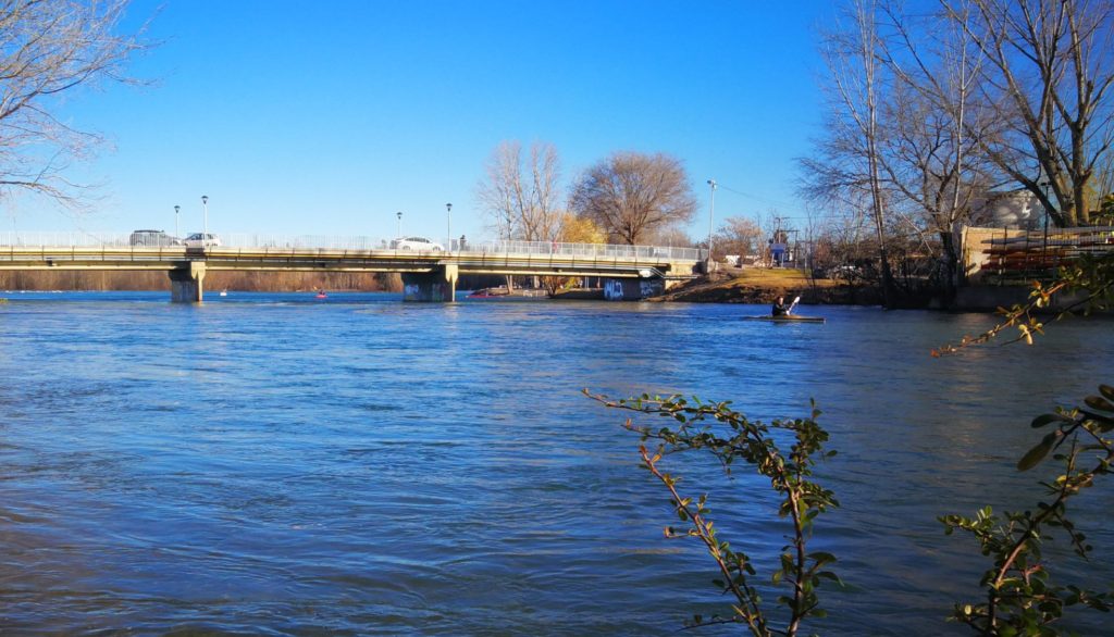 La muni le pide a bañistas que no se tiren desde los puentes del Paseo Costero