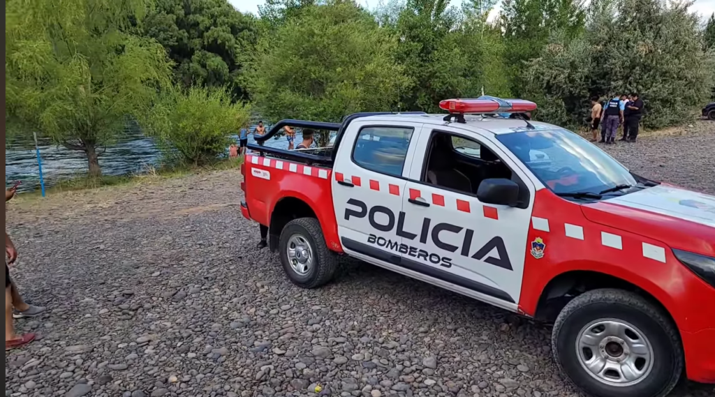 Buscan a un joven que fue arrastrado por la corriente en el Río Neuquén