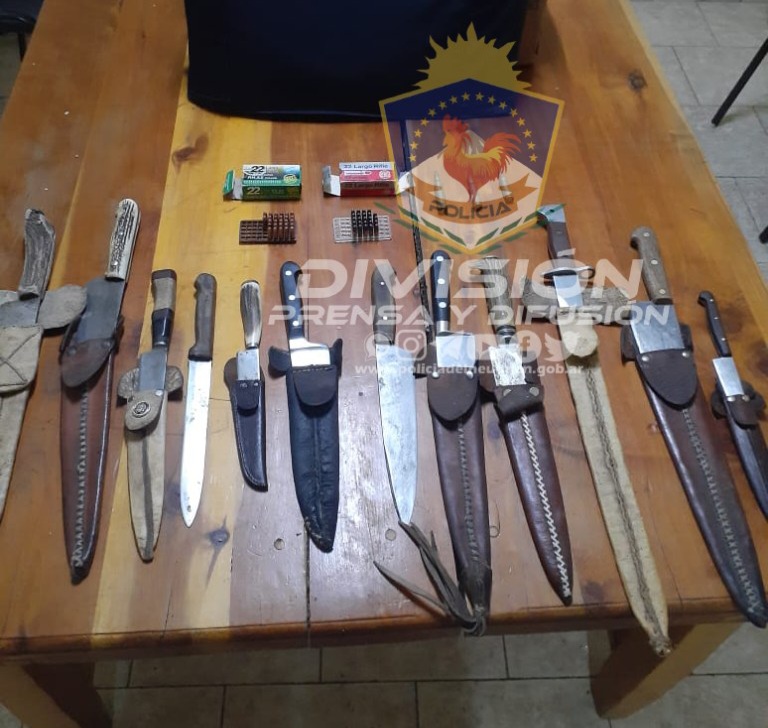 Amenazó al encargado de un camping y la policía le encontró varios cuchillos