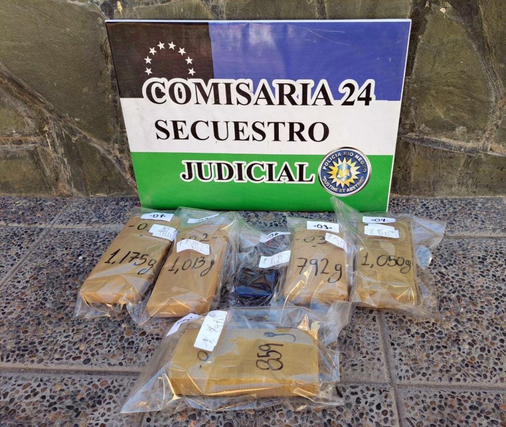 Tres detenidos por tener marihuana y dinero de la venta de un auto robado