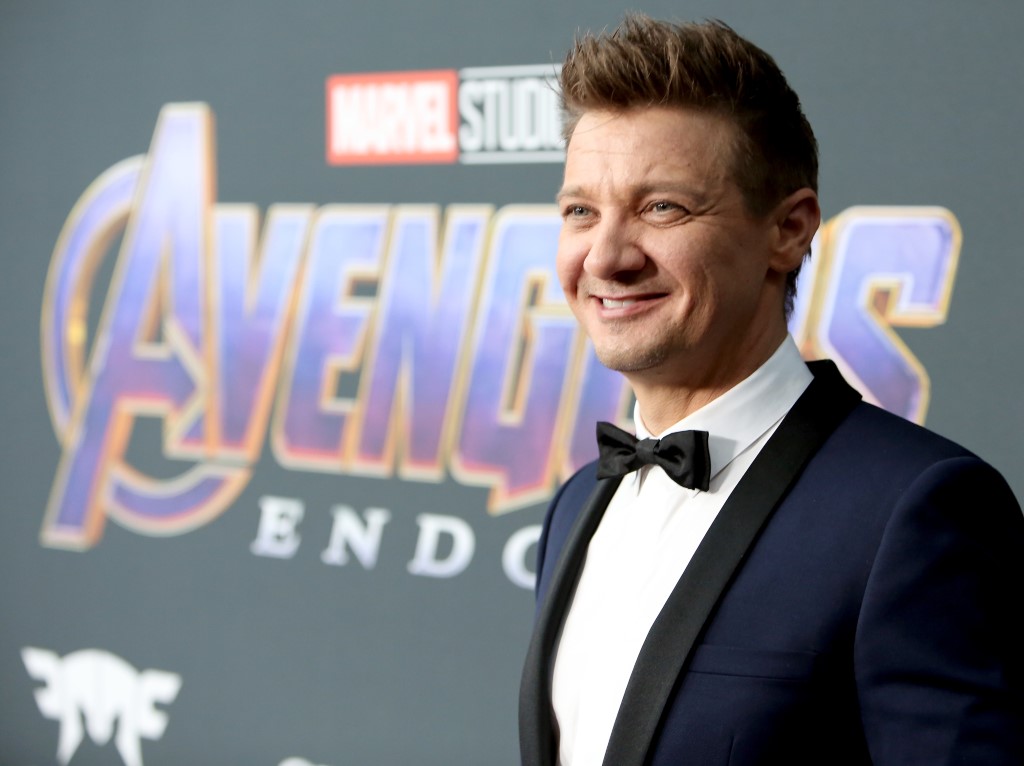 El actor Jeremy Renner sufrió un accidente y esta internado