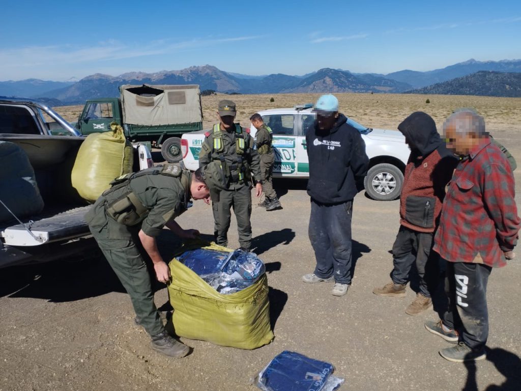 Gendarmería detectó a tres hombres mientras intercambiaban mercadería en la frontera con Chile