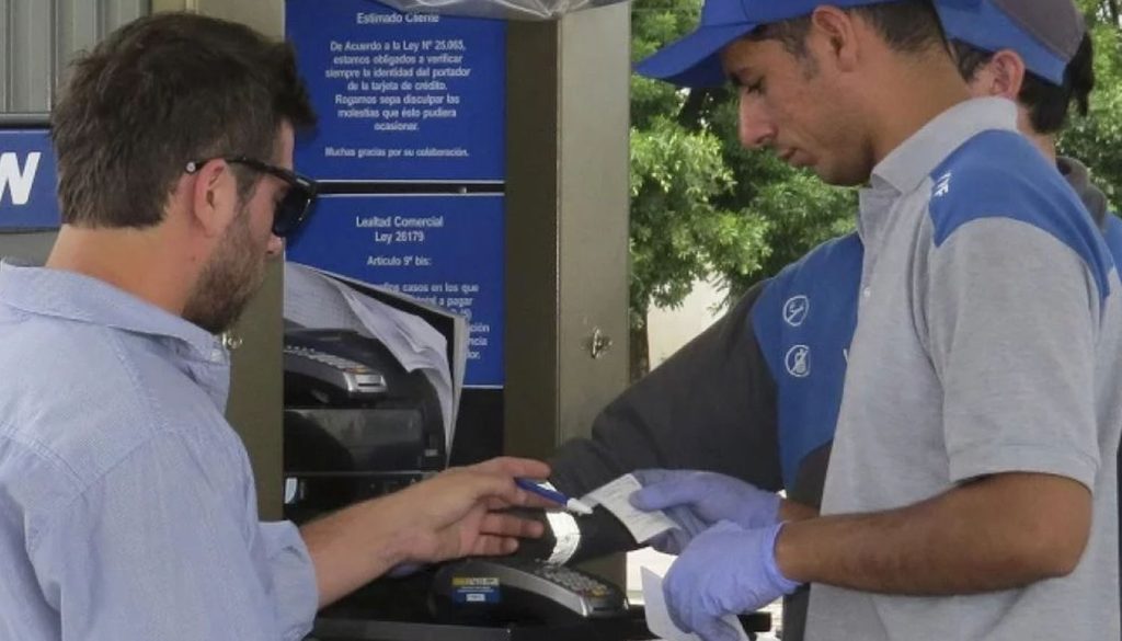 ¿Falsa alarma?: Las estaciones de servicio siguen recibiendo tarjetas de crédito