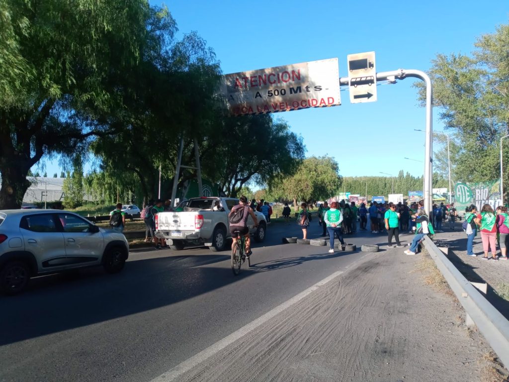 ATE Río Negro levantó el corte en el Puente Carretero y espera resoluciones de la mesa paritaria