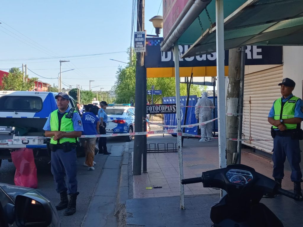 Murió una persona en la vía pública y se sospecha de una sobredosis