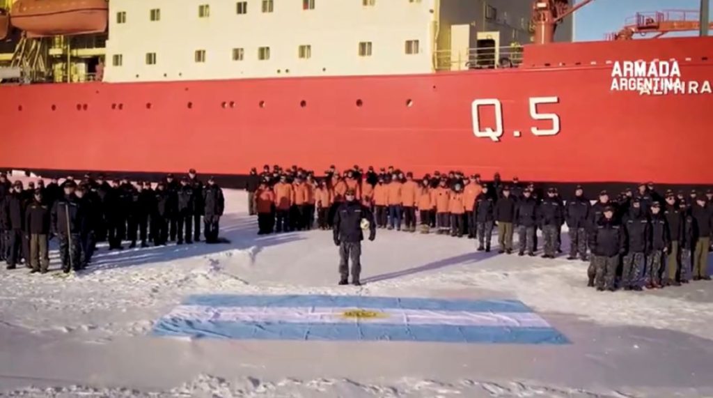 Tripulantes homenajearon a la selección en la Antártida