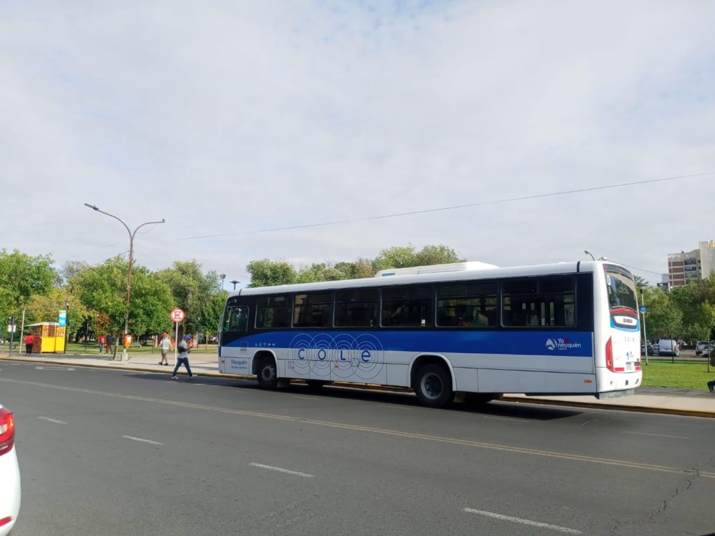 ¿Vas a tomarte el colectivo?: Cambiaron algunas paradas por las modificaciones de sentidos de calles