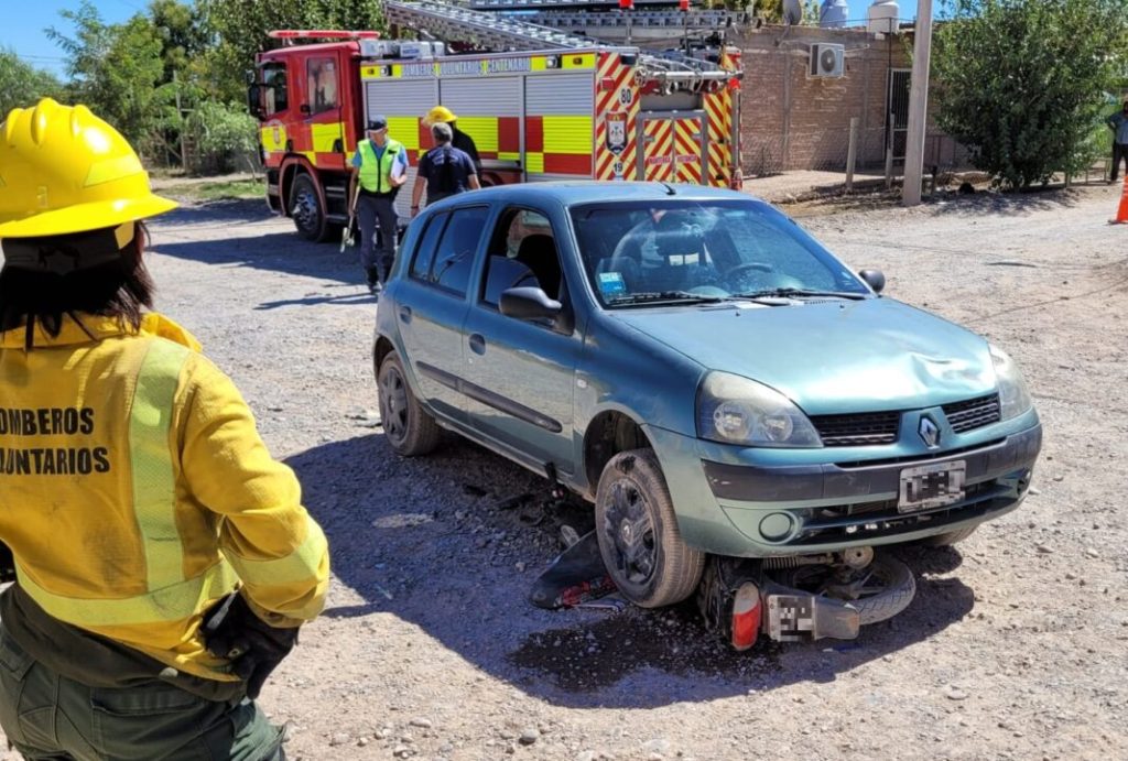 Fuerte choque terminó con una moto debajo de un auto