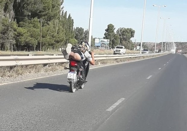 Motociclista conducía acostado por Ruta 7