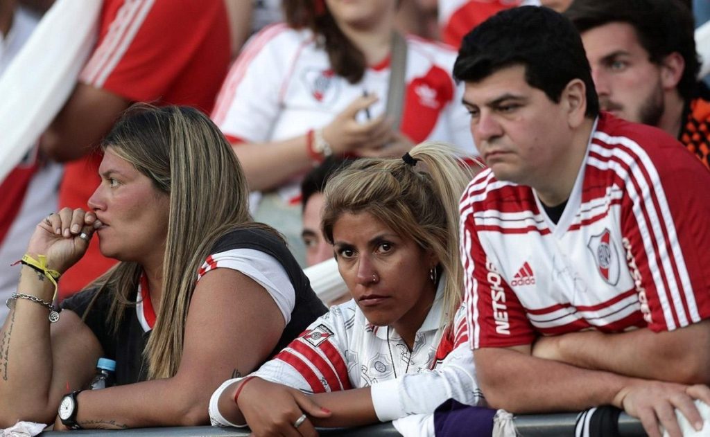 Hincha de River murió tras caer de un micro