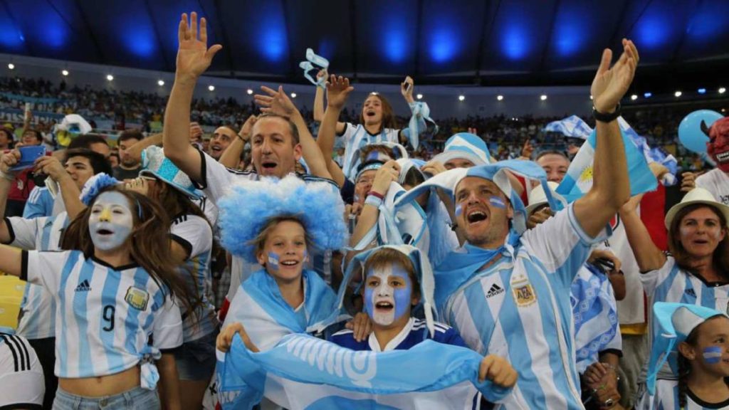 Argentina va por otro título: tener la mejor hinchada del mundo 