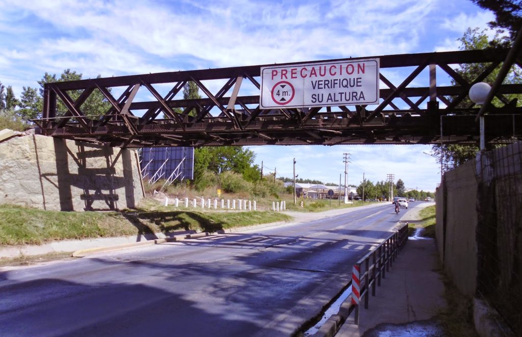 Colocarán un pórtico para evitar choques en el puente ferroviario de Cipolletti