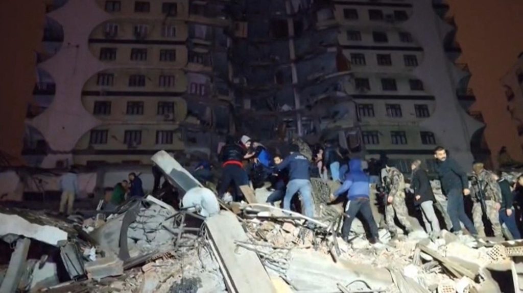 Más de 2500 muertos en Turquía y Siria tras un terremoto