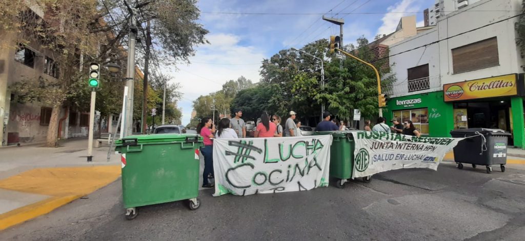 Sector de cocina del Castro Rendón corta el tránsito en pedido de mejores condiciones para trabajar