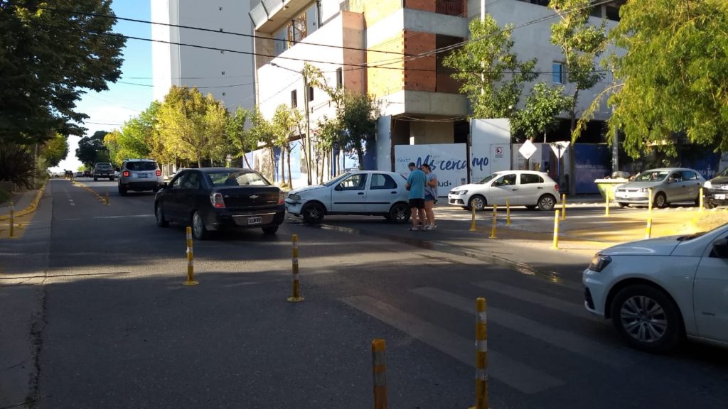 A 100 k/h en pleno centro chocó a otro auto y los vecinos están cansados de pedir semáforos