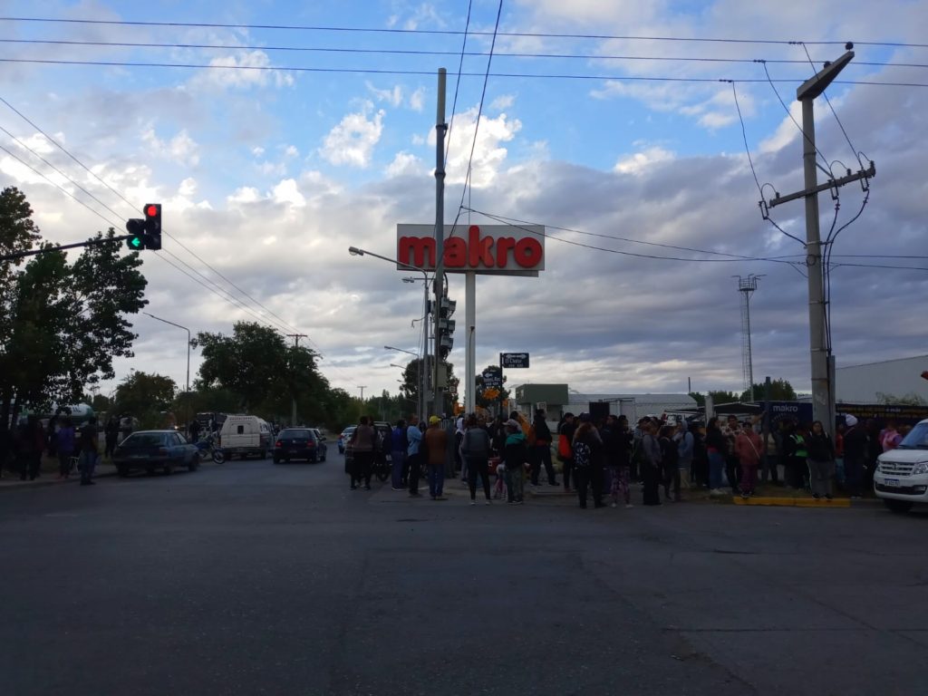 Movimientos sociales protestan en el acceso a un supermercado