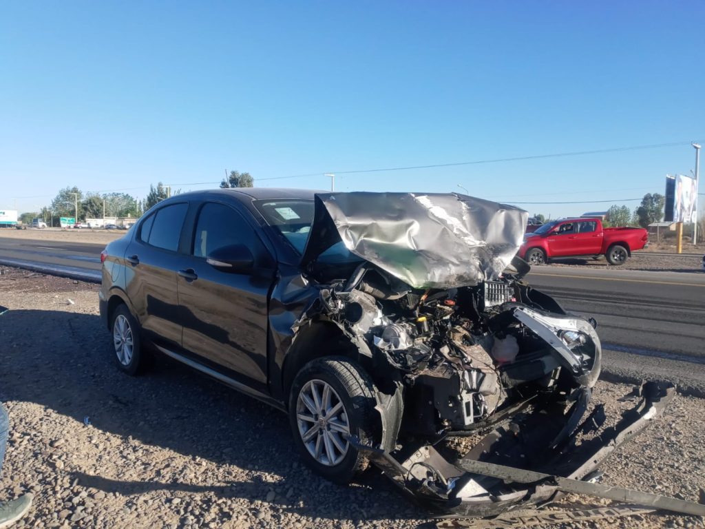 El sol la encandiló y provocó un accidente en la Ruta 22