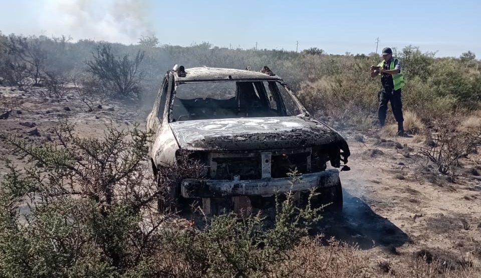 Auto vuelca y se incendia en la Ruta 22 cerca de Río Colorado