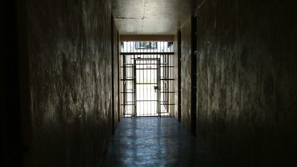 Sin ganas de trabajar: preso se queda tras las rejas al no poder acceder a su libertad condicional