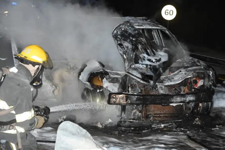 Una camioneta se incendió después de chocar con un caballo