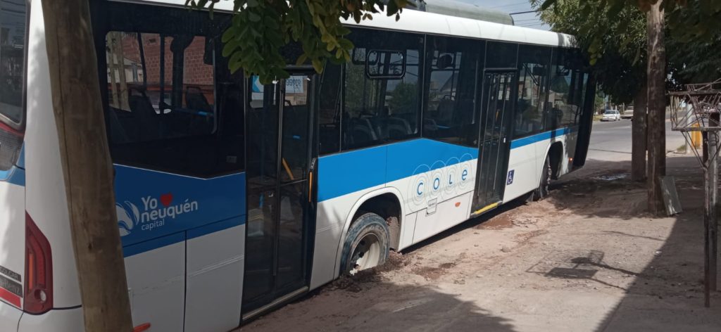 Colectivo terminó hundido en el cemento