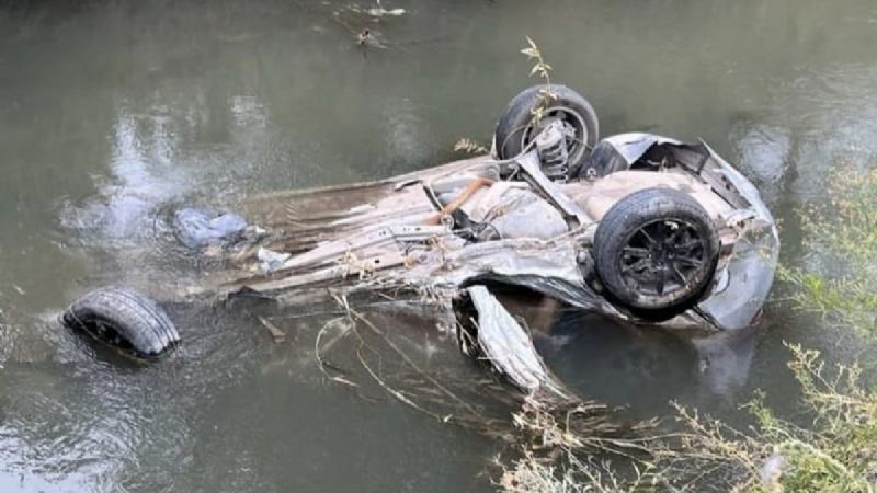 Encuentran cuerpo sin vida en auto robado hallado en desagüe