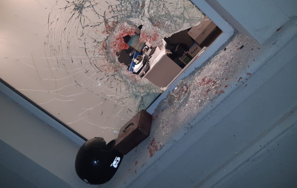 Detienen a hombre que intentó robar en un banco