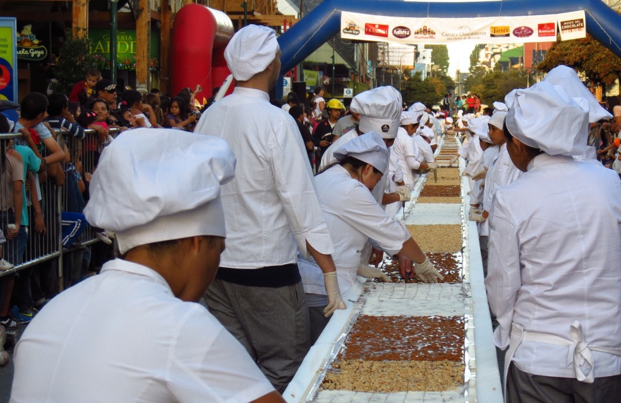 Bariloche rompe récord mundial con la barra de chocolate más larga y deliciosa