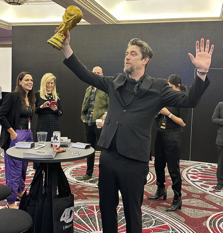 Andy Muschietti festejó a lo campeón del mundo su premio de Cineasta del Año