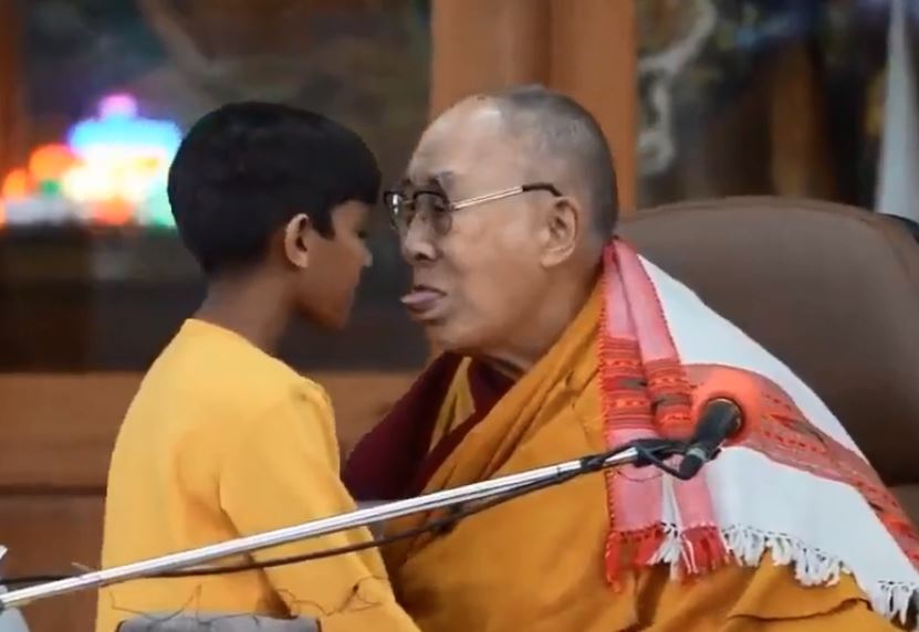 Indignación por un video del Dalai Lama besando a un niño