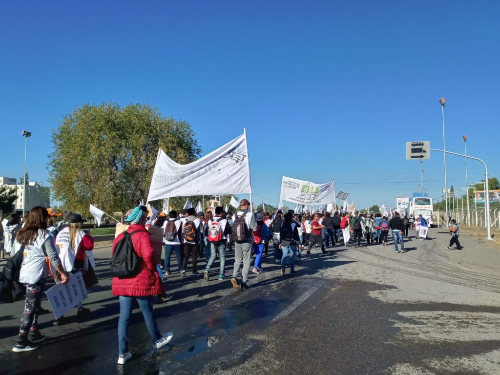 Unter marcha por la Ruta 22 camino al acto por Fuentealba