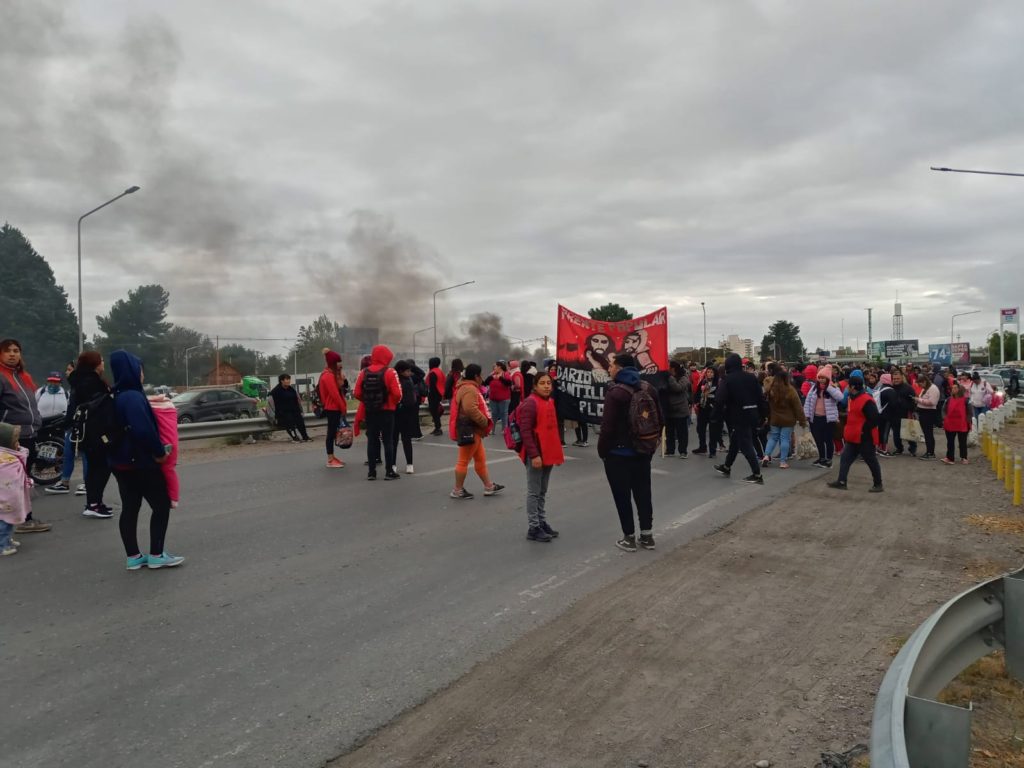 Organizaciones sociales llevan sus reclamos al Puente Carretero