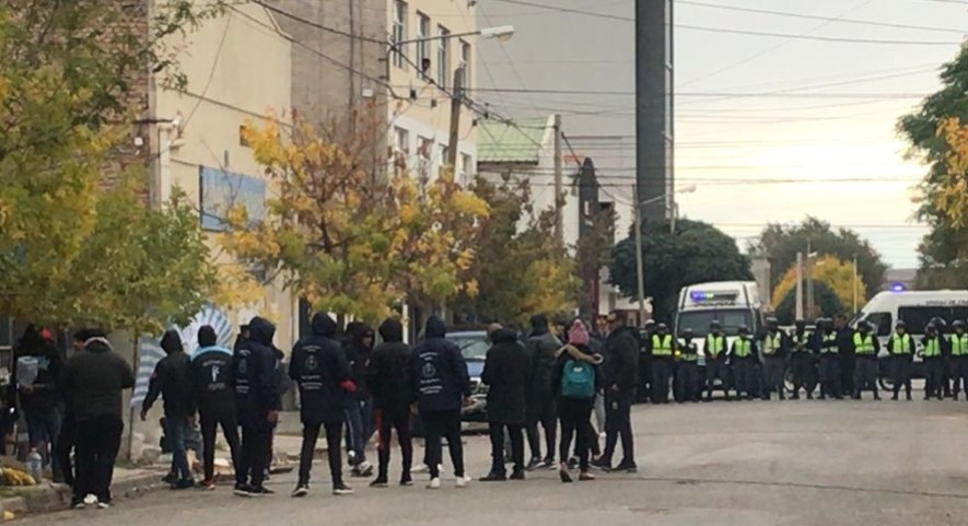 Policía con orden de desalojo llegó a las puertas de UTA Neuquén