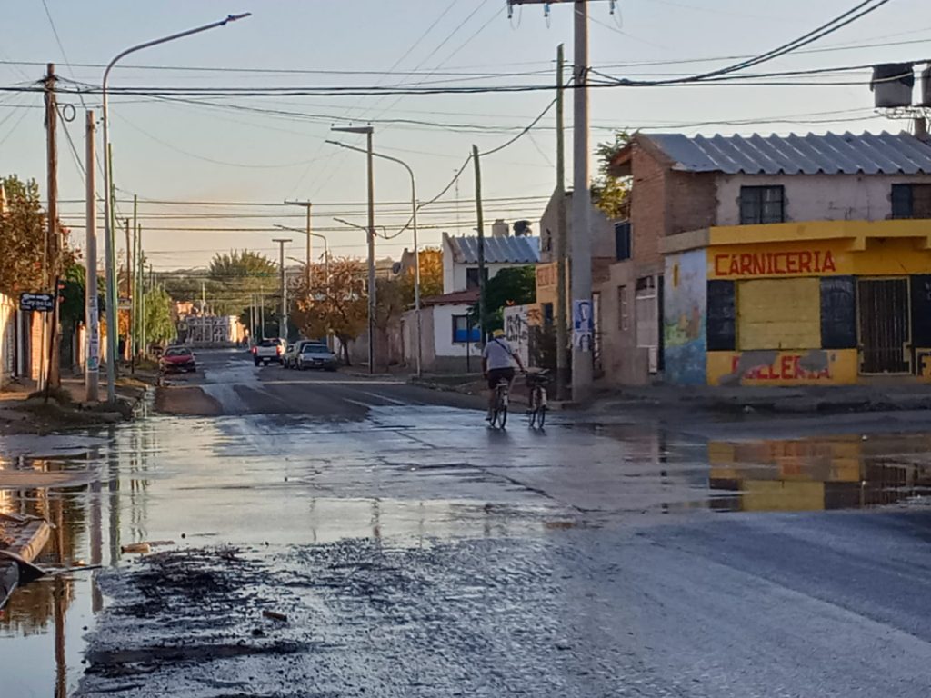 Las pérdidas de agua en los barrios complican la transitabilidad