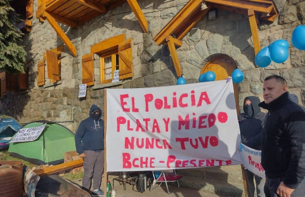 Policías retirados avergonzaron a una mujer que intentó terminar con la protesta en Bariloche