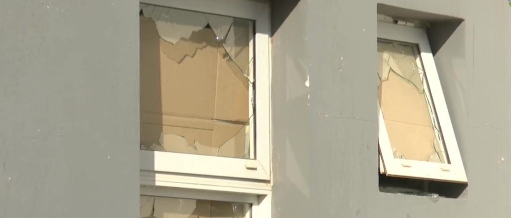 Ataque vandálico en centro comunitario: destrozan vidrios con 70 piedras