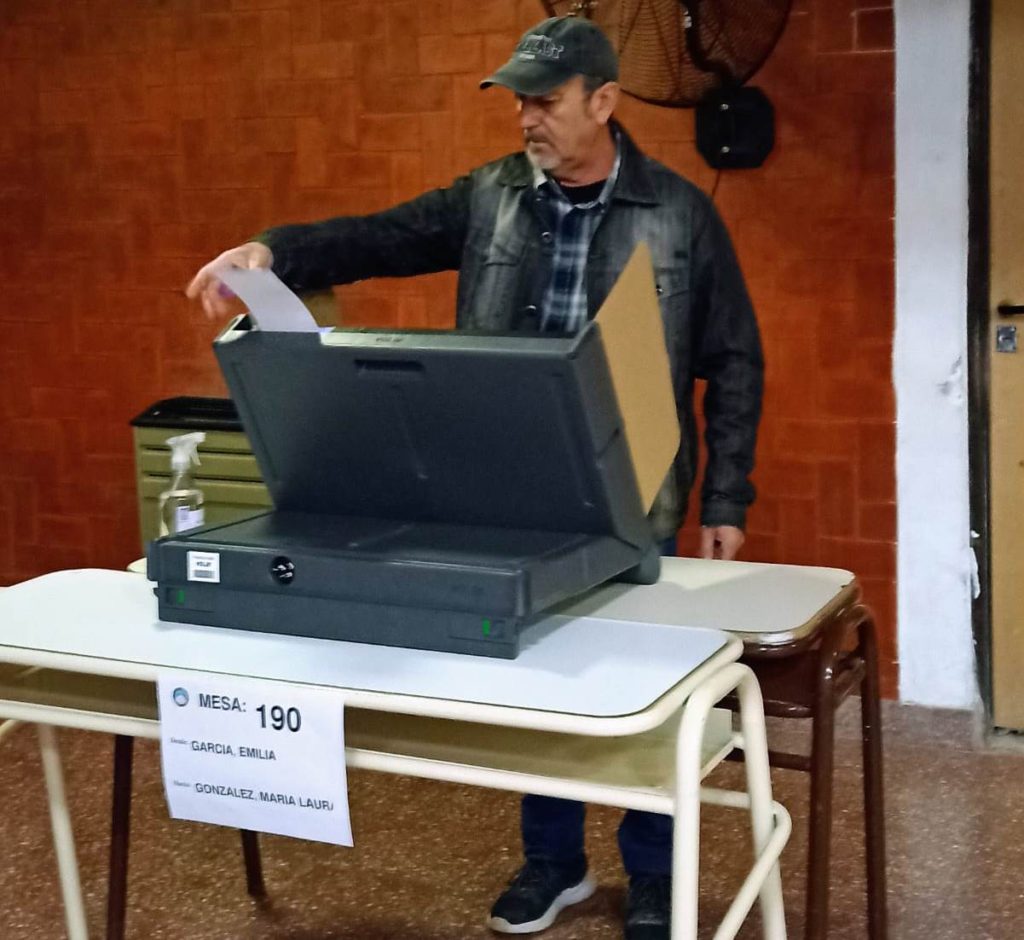 Godoy fue el primer candidato en votar