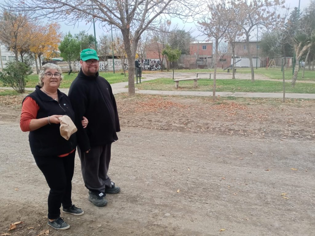 Juntos por la placita: Madre e hijo piden mejoras para el barrio Bouquet Roldán