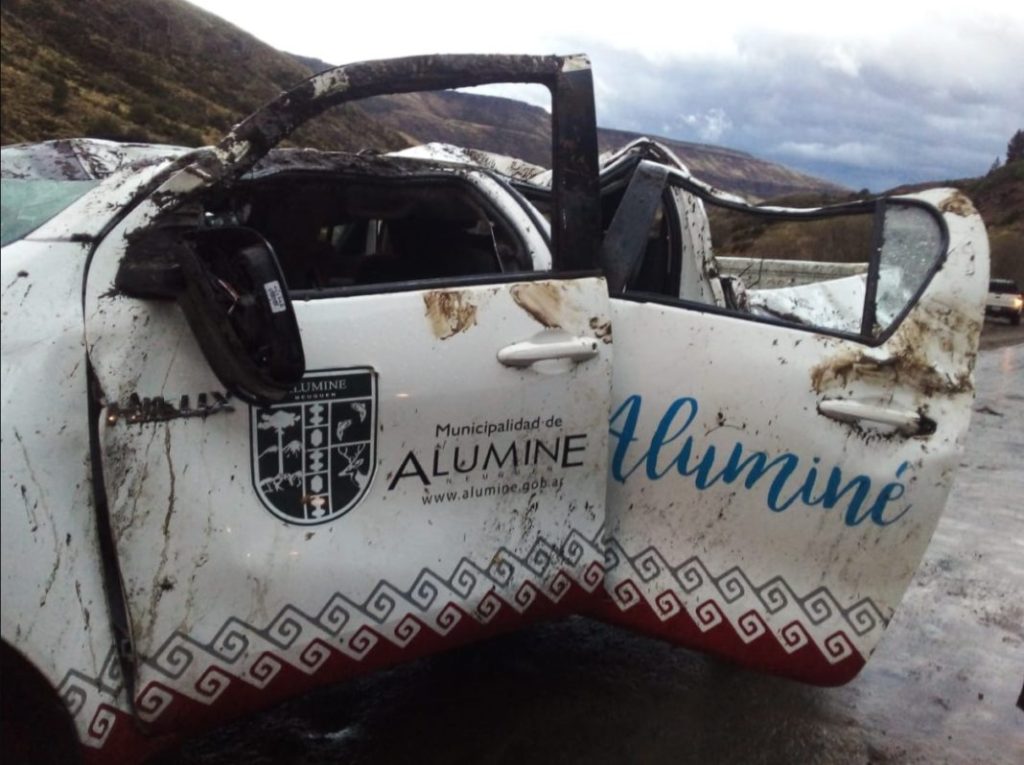 Susto en Aluminé: Camioneta municipal vuelca por fuertes ráfagas de viento
