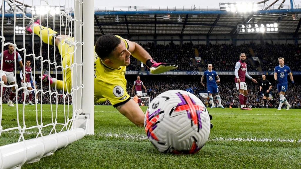 Como en la final: Dibu Martínez repitió la atajada para salvar Aston Villa sobre Chelsea